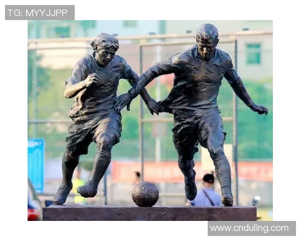 公园内足球明星雕塑的艺术魅力与运动精神完美结合的视觉盛宴