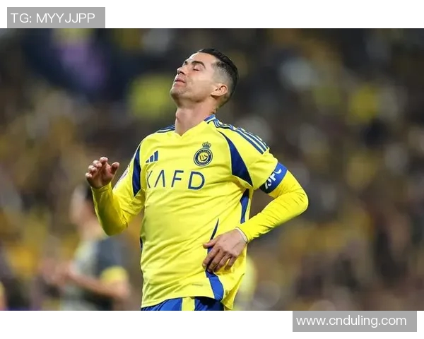 外国网红模仿足球明星的搞笑瞬间引发网友热议与追捧